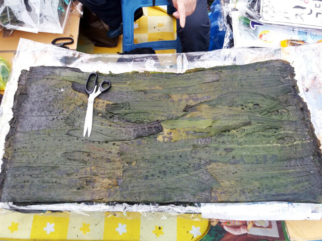 Pressed laver at the Yangyang traditional market (Christine Cho)