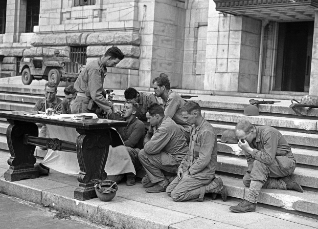 <YONHAP PHOTO-1831> 외신이 본 한국전쟁 (서울=연합뉴스) 서울역사박물관은 호국보훈의 달 6월을 맞아 7월 17일까지 박물관1층 로비에서 'AP통신이 본 6.25와 서울' 전시회를 연다. 이 전시에서는 AP통신 특파원이 포착한 전시 서울 사진들을 선보인다. 종전 직후 명동성당·마포·영등포 일대는 물론, 폐허가 된 서울을 고스란히 담아 전쟁의 참화를 생생히 전한다. 2016.6.13 [서울역사박물관 제공] photo@yna.co.kr/2016-06-13 06:00:30/ <저작권자 ⓒ 1980-2016 ㈜연합뉴스. 무단 전재 재배포 금지.>