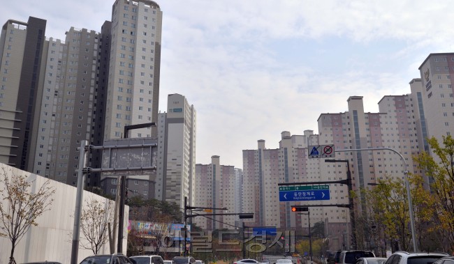 동탄1신도시 등 기존에 화성에 거주하던 실수요자들이 신규 아파트에 뛰어들고 있다. 이들은 생활권을 유지하면서도 상대적으로 저렴한 가격에 내 집을 마련할 수 있다는 점을 중요하게 따진다. 사진은 동탄2신도시 아파트 단지.  이상섭 기자/babtong@heraldcorp.com