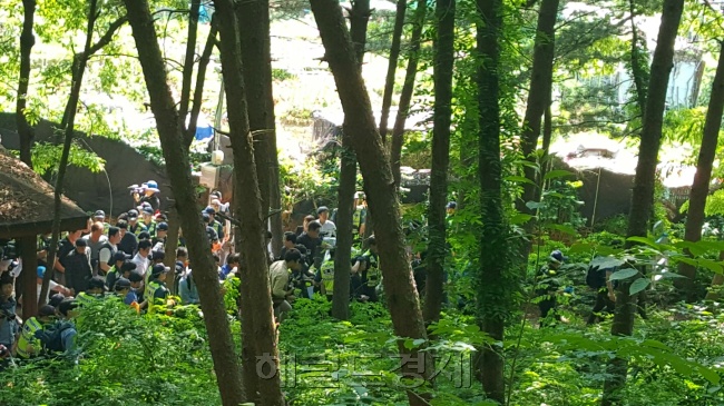 50~60대 여성 등산객을 상대로 한 살인 사건이 잇따라 발생하면서 등산로가 새로운 우범 지역으로 떠오르고 있다. 사진은 지난 3일 있었던 ‘수락산 등산객 살인사건’ 피의자 김학봉(61) 씨의 현장검증. 구민정 기자/korean.gu@heraldcorp.com
