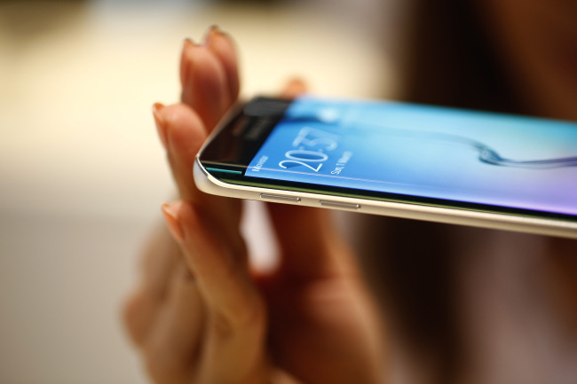 Curved display of Samsung Galaxy S7