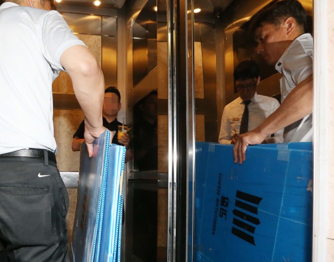 An investigator from the prosecutors' office enters Lotte Group office in Seoul on June 10. The Investor