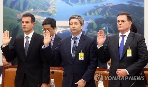Audi Volkswagen Korea CEO Johannes Thammer (first from right) and Volkswagen Korea managing director Thomas Kuehl (second from right) vow at the National Assembly in October 2015. (Yonhap)