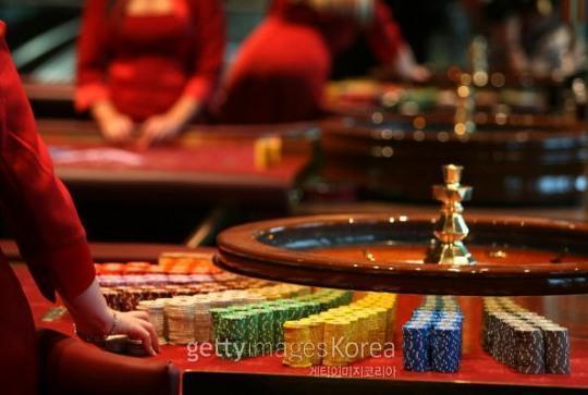 재력가들을 꼬여내 해외에서 사기도박과 인질강도극을 벌인 일당에게 실형이 선고됐다. 사진은 도박장 관련 이미지. [출처=게티이미지뱅크]