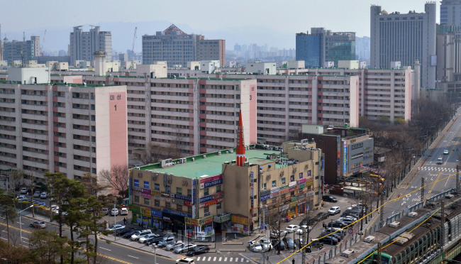 개포발(發) 재건축 투자 열기가 잠실, 압구정 중대형으로까지 번져 과열 조짐을 보이고 있다. 사진은 잠실 미성아파트 전경. 이상섭 기자/babtong@heraldcorp.com