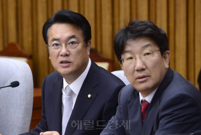 정진석 새누리당 원내대표가 14일 오전 서울 여의도 국회에서 열린 첫 원내대책회의에서 모두발언을 하고 있다. 박해묵 기자/mook@heraldcorp.com