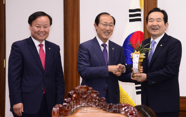 박근혜 대통령이 20대 국회 개원연설을 통해 국회와의 협력을 강조한 가운데 이원종 청와대 비서실장은 14일 두 번째로 국회를 방문해 심재철ㆍ박주선 국회부의장과 여야 지도부를 예방한다. 사진은 지난 10일 이 실장(가운데)이 처음으로 국회를 찾아 정세균(오른쪽) 신임 국회의장에게 축하 난을 선물하는 모습. 박해묵 기자/mook@heraldcorp.com