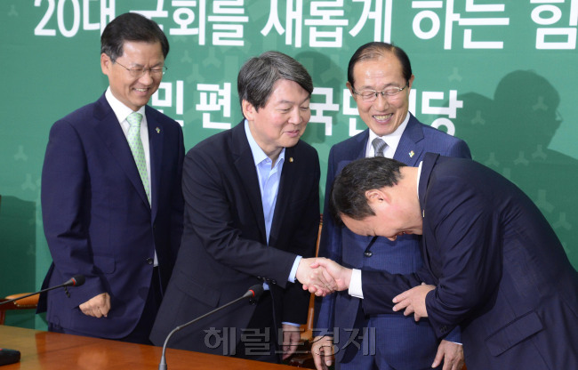 안철수(왼쪽 둘째)ㆍ천정배(맨 왼쪽) 국민의당 공동대표가 14일 오전 서울 여의도 국회에서 이원종(오른쪽 둘째) 청와대 비서실장과 김재원(맨 오른쪽) 정무수석의 예방을 받고 있다.  박해묵 기자/mook@heraldcorp.com
