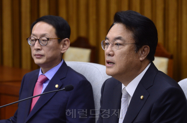 정진석 새누리당 원내대표가 14일 오전 서울 여의도 국회에서 열린 첫 원내대책회의에서 모두발언을 하고 있다. 박해묵 기자/mook@heraldcorp.com