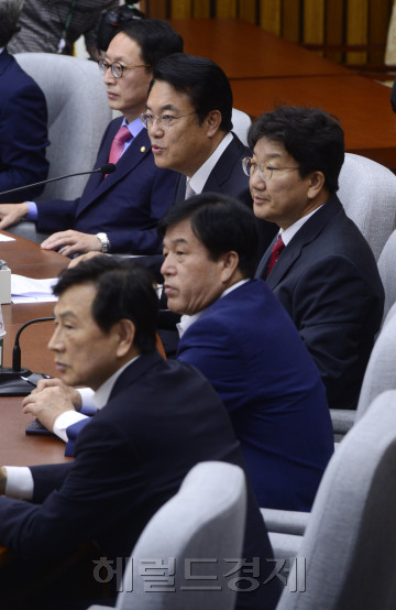 정진석 새누리당 원내대표가 14일 오전 서울 여의도 국회에서 열린 첫 원내대책회의에서 모두발언을 하고 있다.
박해묵 기자/mook@