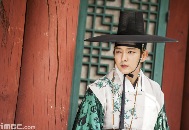 Actor Lee Joon-gi in “Scholar Who Walks the Night” (MBC)