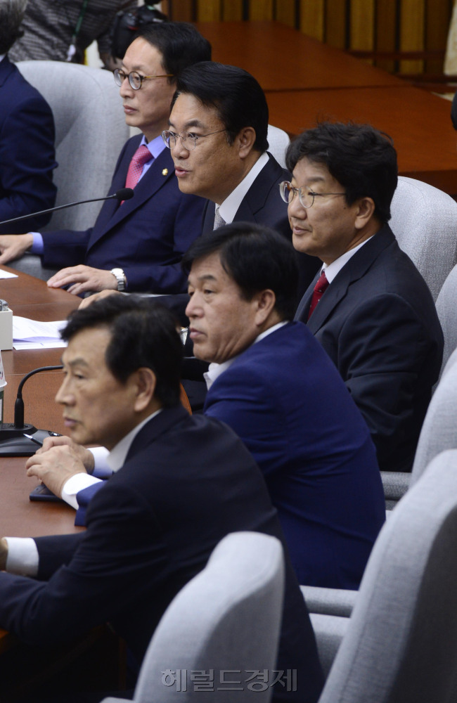 정진석 새누리당 원내대표가 14일 오전 서울 여의도 국회에서 열린 첫 원내대책회의에서 모두발언을 하고 있다. 박해묵 기자/mook@heraldcorp.com