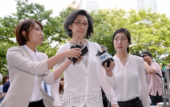 최은영 전 한진해운 회장이 14일 영장심사를 받기위해 서울남부지법에 출두하고 있다.정희조 기자/chehco@heraldcorp.com