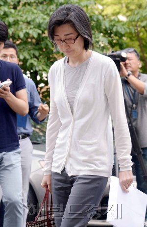 최은영 전 한진해운 회장이 14일 영장심사를 받기위해 서울남부지법에 출두하고 있다.정희조 기자/chehco@heraldcorp.com