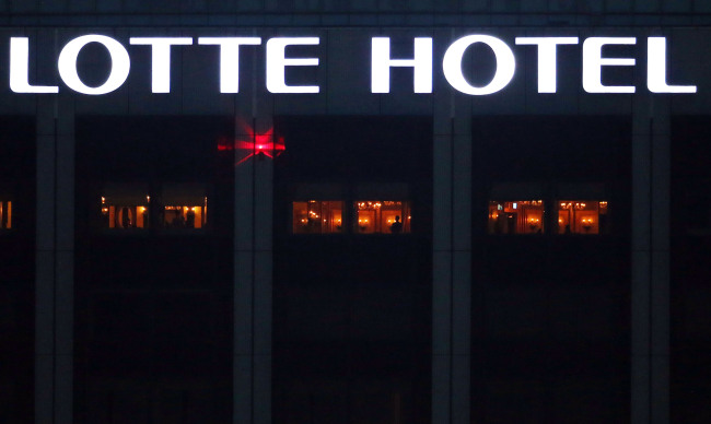 Lotte founder Shin Kyuk-ho’s offices at Lotte Hotel in Seoul are dark after prosecutors’ raid. (Yonhap)