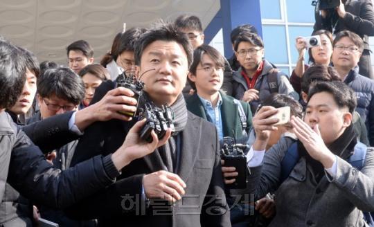 이혼 소송 1심에서 패한 뒤 법정을 나서는 임우재 삼성전기 고문. 사진=박현구 기자