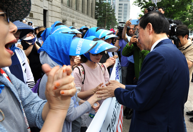 박원순 서울시장이 지난 14일 오후 서울광장 앞에서 발달장애인 부모들을 찾아 위로하고 있다.  [사진제공=서울시]
