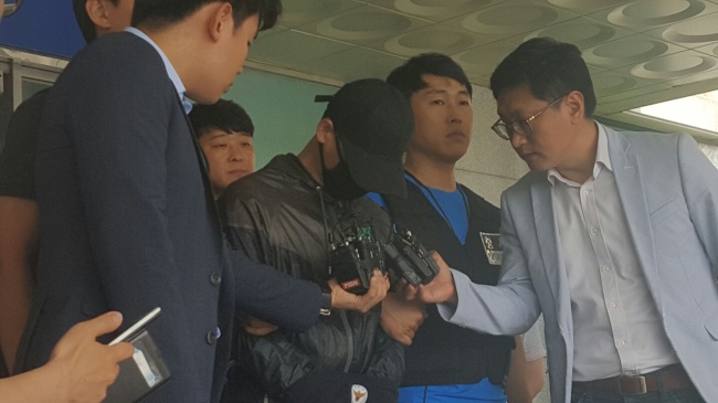 경기 의정부 사패산에서 50대 여성을 성폭행하려다 살해한 혐의를 받고 있는 피의자 정 씨가 지난 13일 의정부지법에서 영장실질심사를 받기 위해 의정부경찰서를 나서고 있다.