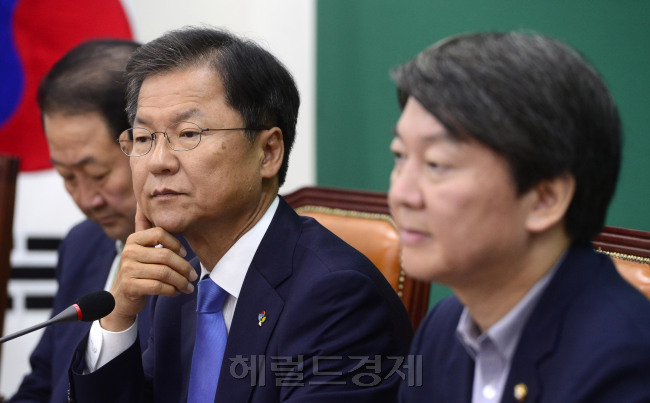 천정배 국민의당 공동대표가 15일 서울 여의도 국회에서 열린 최고위원회의에서 굳은 표정을 짓고 있다.  박해묵 기자/mook@