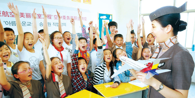 아시아나항공의 글로벌 사회공헌 프로젝트인‘ 아름다운 교실’이 중국에서 25번째 자매결연 행사를 가졌다. 아시아나항공은 지난 14일 중국 장쑤성(江蘇省) 옌청시(鹽城市) 서양현(射阳县)
에 위치한 신탄소학교에서 가진 행사에서 컴퓨터, 책걸상 등 교육기자재 지원과 함께 현직 승무원들의 직업강연 등 프로그램을 실시했다. [사진제공=아시아나항공