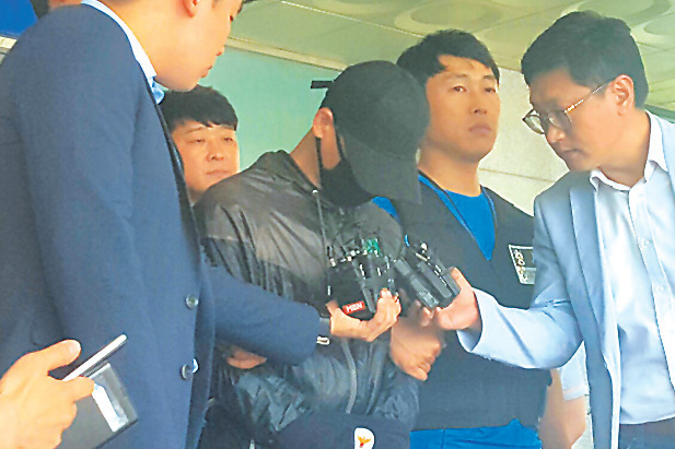 경기 의정부 사패산에서 50대 여성을 성폭행하려다 살해한 혐의를 받고 있는 피의자 정 씨가 지난 13일 의정부지법에서 영장실질심사를 받기 위해 의정부경찰서를 나서고 있다.