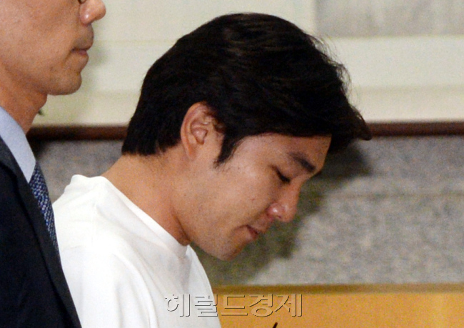 음주 운전 사고를 낸 아이돌 ‘슈퍼주니어’ 멤버 강인(31ㆍ본명 김영운)이 15일 오후 서울중앙지검에 출석하고 있다. 강인은 지난달 24일 오전 2시께 술을 마신채 벤츠 승용차로 강남구 신사동 한 편의점 앞 가로등을 들이받는 사고를 내고 도주한 혐의(도로교통법상 음주운전ㆍ사고 후 미조치)를 받고 있다. 박현구 기자/phko@heraldcorp.com