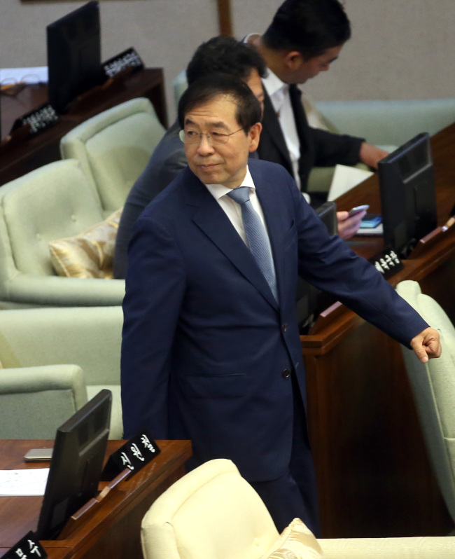 Seoul City Mayor Park Won-soon enters a meeting of the city council on Monday. (Yonhap)