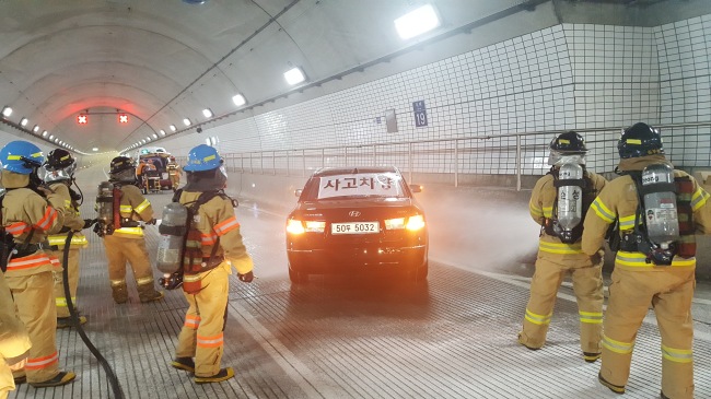 <YONHAP PHOTO-3937> 위례터널 화재대응 관계기관 소방합동훈련 (서울=연합뉴스) 15일 오전 서울 강남구 세곡동 위례터널에서 화재대응 관계기관 소방합동 훈련이 열리고 있다. 터널 내 화재 등 재난발생 시 신속한 대응능력 숙달을 위해 열린 이번 훈련에는 강남소방서와 수서경찰서, 수정경찰서, 동부도로사업소, 위례터널 관리소가 참여했다. 2016.6.15 [강남소방서 제공] photo@yna.co.kr/2016-06-15 18:39:58/ <저작권자 ⓒ 1980-2016 ㈜연합뉴스. 무단 전재 재배포 금지.>
<YONHAP PHOTO-3937> 위례터널 화재대응 관계기관 소방합동훈련 (서울=연합뉴스) 15일 오전 서울 강남구 세곡동 위례터널에서 화재대응 관계기관 소방합동 훈련이 열리고 있다. 터널 내 화재 등 재난발생 시 신속한 대응능력 숙달을 위해 열린 이번 훈련에는 강남소방서와 수서경찰서, 수정경찰서, 동부도로사업소, 위례터널 관리소가 참여했다. 2016.6.15 [강남소방서 제공] photo@yna.co.kr/2016-06-15 18:39:58/ <저작권자 ⓒ 1980-2016 ㈜연합뉴스. 무단 전재 재배포 금지.>
