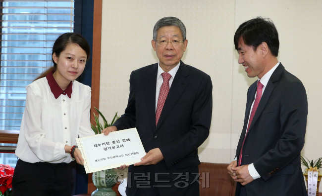 김희옥 새누리당 비대위 대표가 16일 오전 서울 여의도 새누리당 당사에서 부산시당 혁신위에서 제출한 새누리당 총선 참패 평가보고서를 전달 받고 있다. 박해묵 기자/mook@heraldcorp.com