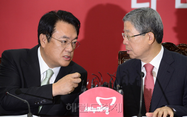 김희옥 새누리당 비대위 대표와 정진석 원내대표가 16일 오전 서울 여의도 새누리당 당사에서 열린 혁신비상대책위원회의에서 이야기를 나누고 있다. 박해묵 기자/mook@heraldcorp.com
