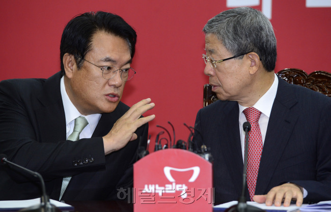 김희옥 새누리당 비대위 대표와 정진석 원내대표가 16일 오전 서울 여의도 새누리당 당사에서 열린 혁신비상대책위원회의에서 이야기를 나누고 있다. 박해묵 기자/mook@heraldcorp.com