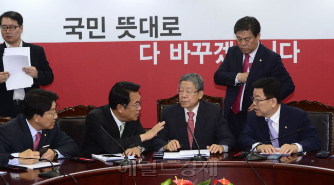 김희옥 새누리당 비대위 대표와 정진석 원내대표가 16일 오전 서울 여의도 새누리당 당사에서 열린 혁신비상대책위원회의에서 이야기를 나누고 있다. 박해묵 기자/mook@heraldcorp.com