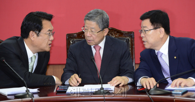 김희옥 새누리당 비대위 대표와 정진석 원내대표가 16일 오전 서울 여의도 새누리당 당사에서 열린 혁신비상대책위원회의에서 이야기를 나누고 있다. 박해묵 기자/mook@heraldcorp.com
