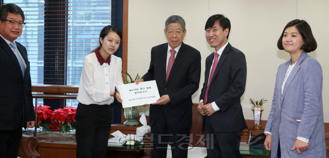 김희옥 새누리당 비대위 대표가 16일 오전 서울 여의도 새누리당 당사에서 부산시당 혁신위에서 제출한 새누리당 총선 참패 평가보고서를 전달 받고 있다. 박해묵 기자/mook@heraldcorp.com