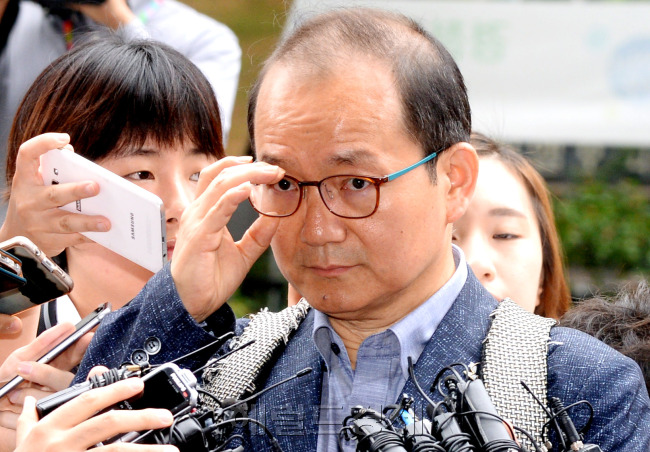 국민의당 김수민 의원의 총선 홍보비 리베이트 의혹과 관련해 사건 연루 의혹을 받고 있는 국민의당 왕주현 전 사무부총장이 16일 오전 서울 서부지검에 출석하고 있다. 당 진상조사단에 이어 왕 전 부총장도 이날 리베이트 의혹을 전면 부인했다. 박현구 기자phko@heraldcorp.com