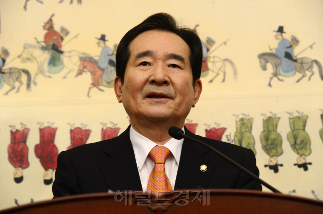정세균 국회의장이 16일 오전 서울 여의도 국회에서 기자회견을 가지고 있다. 정 의장은 “20대 국회 전반기에는 개헌을 마무리했으면 한다”고 밝혔다.
박해묵 기자/mook@heraldcorp.com
