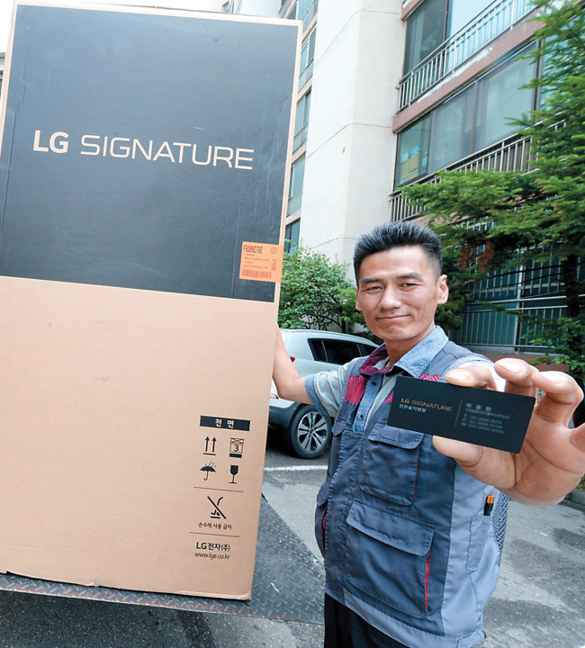 LG전자가‘ LG 시그니처’ 구매 고객에게 초 프리미엄 품격에 맞
는 차별화된 명장(名匠) 서비스를 제공한다고 16일 밝혔다. LG전
자는 배송, 설치, 사후 서비스 등에 명장들로 구성한‘ LG 시그니처’ 전담 인력을 운영하고 있다. 이 회사는 업무 경험, 고객만족도, 동료 추천
등에 있어 최고 평가를 받은 자들을 대상으로 엄격히 심사한 뒤 명장을 선발하고 있다. LG전자는 ‘LG 시그니처’ 구매 고객에게 차별화된
부가 서비스도 제공한다.‘ LG 시그니처’ 구매 고객이 기존에 사용하던 가전 제품을 다른 장소로 옮기는 것을 원할 경우 무상으로 이전설치
해 주고, 현재 사용하고 있는 LG전자 가전 제품들에 대해 3년 동안 매년 한 차례씩 점검해 준다. [사진제공=LG전자]