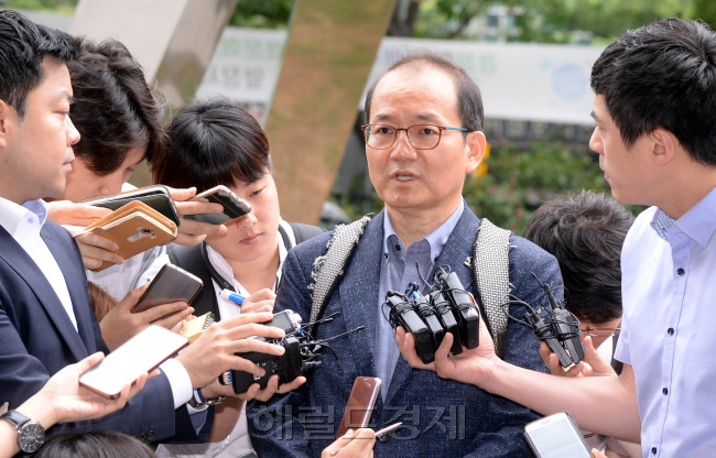 김수민 국민의당 의원의 총선 홍보비 리베이트 의혹과 관련, 사건 연루 의혹을 받고 있는 국민의당의 왕주현 전 사무부총장이 16일 오전 서울 서부지검에 출석했다. 왕 전 부총장은 출석에 앞서 기자들에게 “리베이트가 있었다는 것 조차 모르고 지시한 적도 없고 요구한 적도 없다”고 말했다.
박현구 기자/phko@heraldcorp.