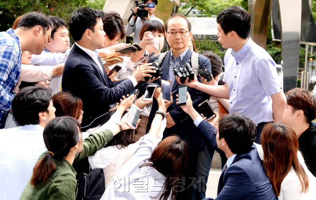 김수민 국민의당 의원의 총선 홍보비 리베이트 의혹과 관련, 사건 연루 의혹을 받고 있는 국민의당의 왕주현 전 사무부총장이 16일 오전 서울 서부지검에 출석했다. 왕 전 부총장은 출석에 앞서 기자들에게 “리베이트가 있었다는 것 조차 모르고 지시한 적도 없고 요구한 적도 없다”고 말했다.
박현구 기자/phko@heraldcorp.
