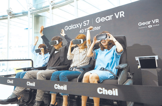 제일기획이 본사 사옥 로비에 가상현실(VR) 체험공간을 설치했다. 최근 그룹 차원의 매각 방침이 철회되며 안정을 찾은만큼 적극적인 VR 비즈니스 행보로 사업을 확대할 계획이다.
제일기획은 서울 한남동 사옥 로비에 가상현실 체험존(Zone)인 ‘기어 VR 4D 극장’을 설치하고 이달 30일까지 임직원과 광고주 체험용으로 운영한다고 16일 밝혔다.
이 체험존은 올해 삼성전자가 소비자 가전전시회(CES), 모바일 월드 콩그레스(MWC), 갤럭시S7 시리즈 언팩(Unpacked) 행사 등에서 선보인 VR 체험공간을 축소해 놓은 것이다.
[사진제공=제일기획]
