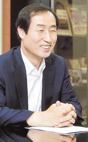문석진 구청장의 간소한 ‘노타이’ 정장은
그의 커다란 손을 더욱 돋보이게 한다. 그는
이러한 모습으로 주민들과도 격식없이 소통
하고 있다.