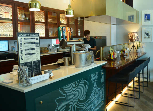 At Park Royal’s casual, burger-centric offshoot, customers order their meat sandwiches and brews at the counter before tucking in to their meals. (Yoon Byun-chan/The Korea Herald)