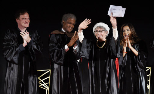 Rita Moreno, second from right, waves to the crowd as, from left, Quentin Tarantino and Elvis Mitchell and Eva Longoria, right, applaud during the 2016 AFI Conservatory Commencement at the TCL Chinese Theatre in Los Angeles on Wednesday. (AP-Yonhap)