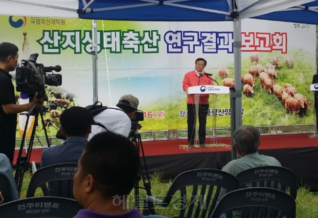16일 경북 김천시 봉산면 추풍령산양목장에서 열린 ‘산지생태축산 활성화 기술개발’ 중간보고회에서 이동필 농림축산식품부 장관이 인사말을 하고 있다. [사진=황해창 기자]