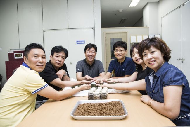 손정호 이사장(왼쪽 세번째) 등 한방한우물협동조합 관련 전문가들이 회의를 하고 있다.