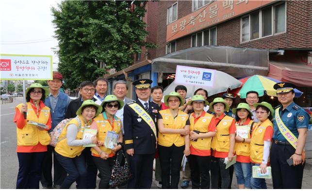 곽순기 서울 은평경찰서장이 연서ㆍ대조 전통시장을 방문해 불량식품 근절을 위한 캠페인을 벌이고 있다. [사진제공=서울 은평경찰서]