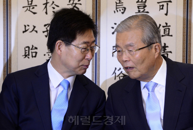 김종인 더불어민주당 비상대책위원회 대표(오른쪽)와 양승조 보건복지위원장이 17일 오전 서울 여의도 국회에서 열린 저출산 연구포럼 1차회의에서 얘기를 나누고 있다.
박해묵 기자/mook@heraldcorp.com