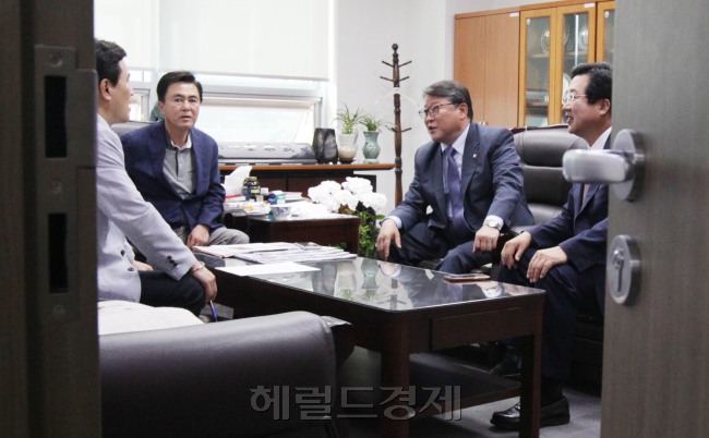 유승민 의원 등 탈당파의 일괄 복당에 반발하고 있는 새누리당 내 친박계의원들이 17일 오후 의원회관 김태흡 의원실에서  회동을 통해 대응책을 모색하고있다. (왼쪽부터 김진태,김태흠, 조원진, 이장우 의원)  박해묵 기자/mook@heraldcorp.com