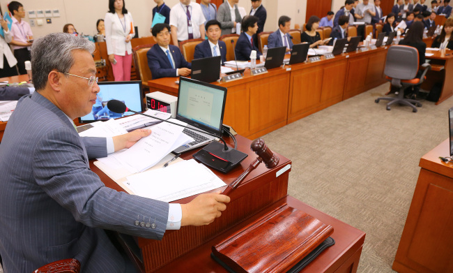 Rep. Yoo Sung-yop, a chairman of the National Assembly's Standing Committee of Education, Culture, Sports and Tourism, holds a meeting at the Assembly. Yonhap.