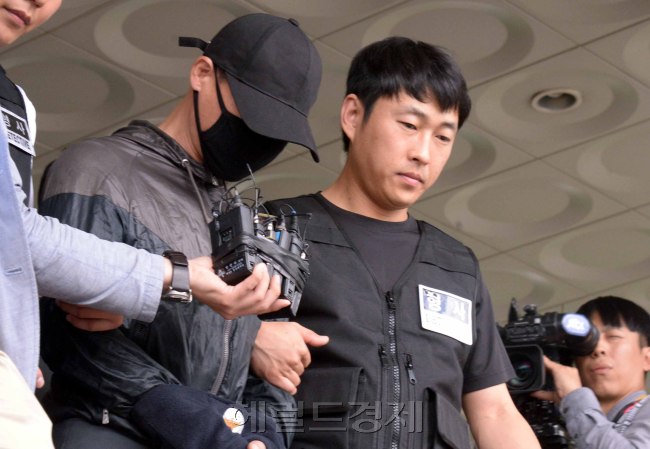사패산 등산로에서 여성 등산객의 금품을 빼앗고 성폭행하려다 목을 졸라 숨지게 한 피의자 정 씨가 지난 16일 현장검증을 위해 경기 의정부경찰서 현관을 나서고 있다. 아래 사진은 경기 의정부 사패산 현장검증 당시 사진. 의정부=정희조 기자/checho@heraldcorp.com